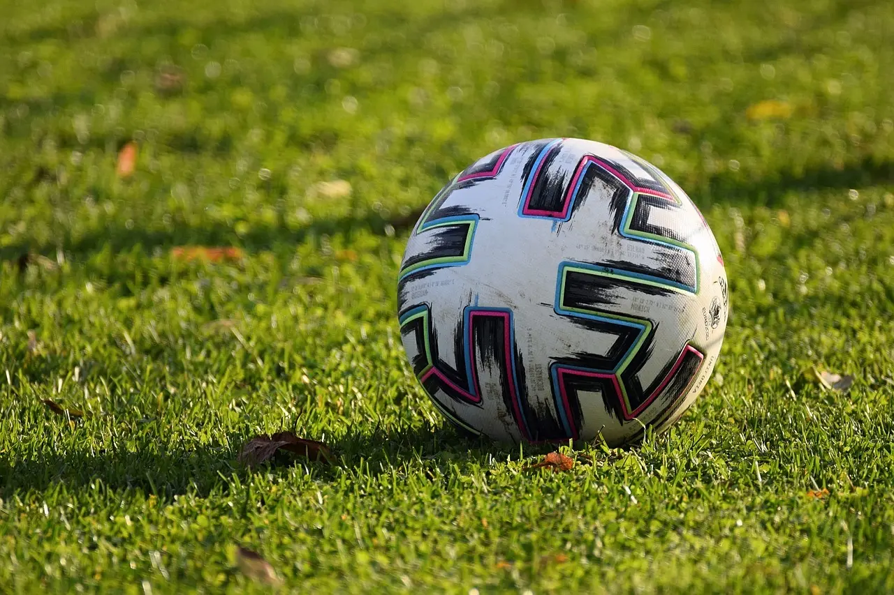 Dramatik efter pausen, store sejre og en målfattig nulløsning: Regionalliga West runde 10 samlet