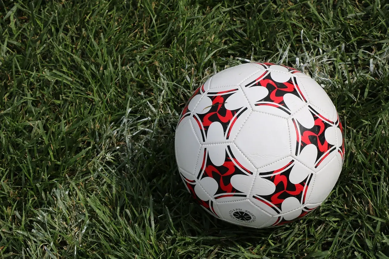 Sen udligning, dobbeltmål og flere røde kort – en detaljeret gennemgang af anden spillerunde i Regionalliga Ost 2025/26