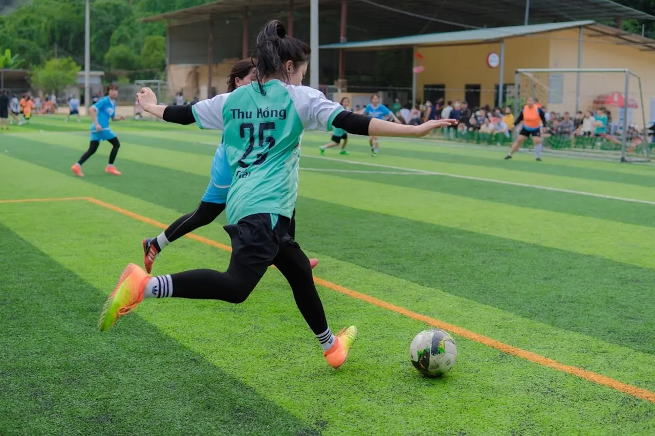 Regionalliga West runde 9: skarpe udesejre, solide hjemmepoint og to femmålsopgør