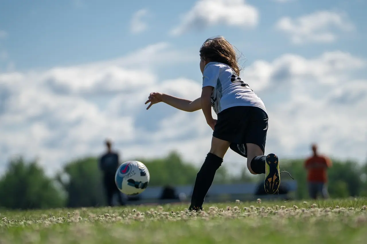 Runde 4 i Regionalliga Ost: straffespark på nøgletidspunkter, to røde kort og markante sejrscifre
