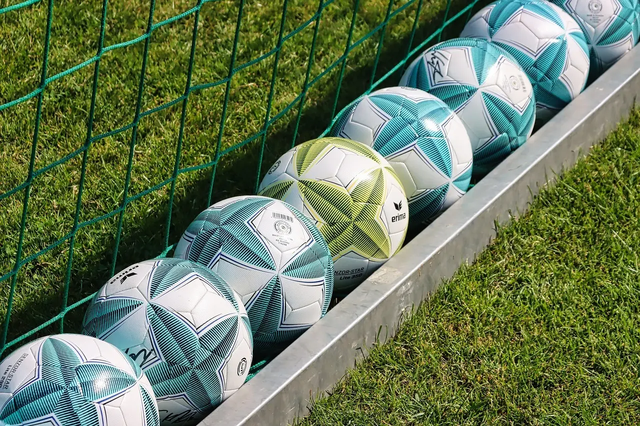 Bragende åbning på 2. Liga-sæsonen 2025/26 – målfest, rødt kort og sikre udebanesejre