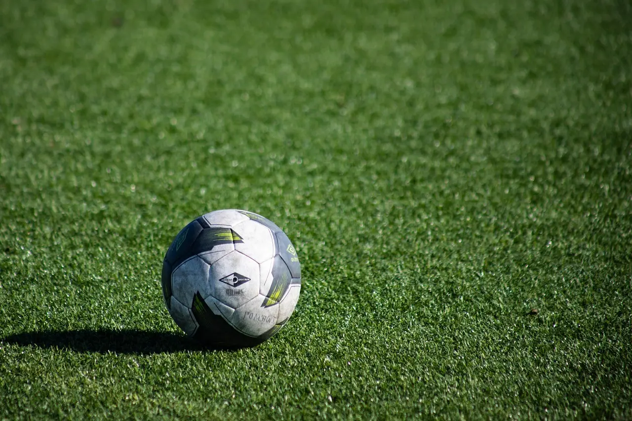 Styrkeprøver, sene scoringer og klare sejre: Regionalliga Mitte 2025/26 – Runde 5